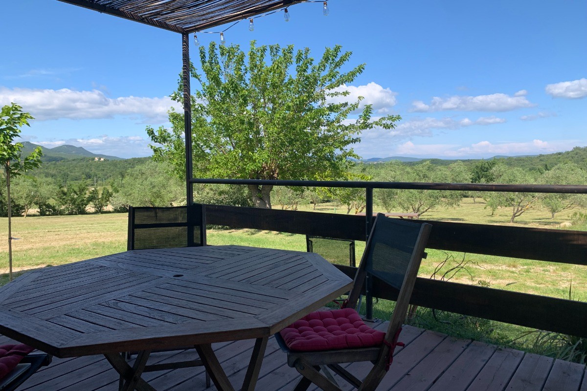 terrasse ombragée et vue sur la nature