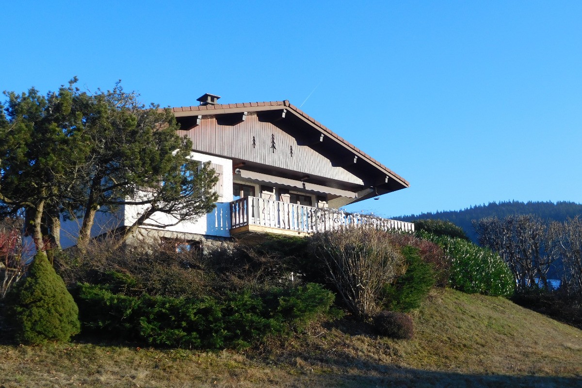 Le chalet et son jardin arboré