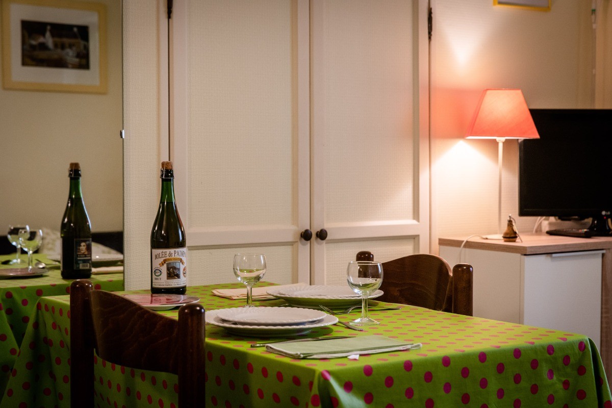 Location "Île verte" dans la maison de Marilou en plein coeur de ville (Côtes d'Armor, Bretagne) - coin repas salle à manger
