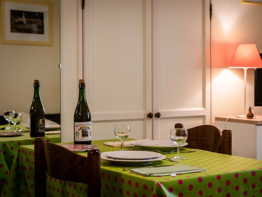 Location "Île verte" dans la maison de Marilou en plein coeur de ville (Côtes d'Armor, Bretagne) - coin repas salle à manger