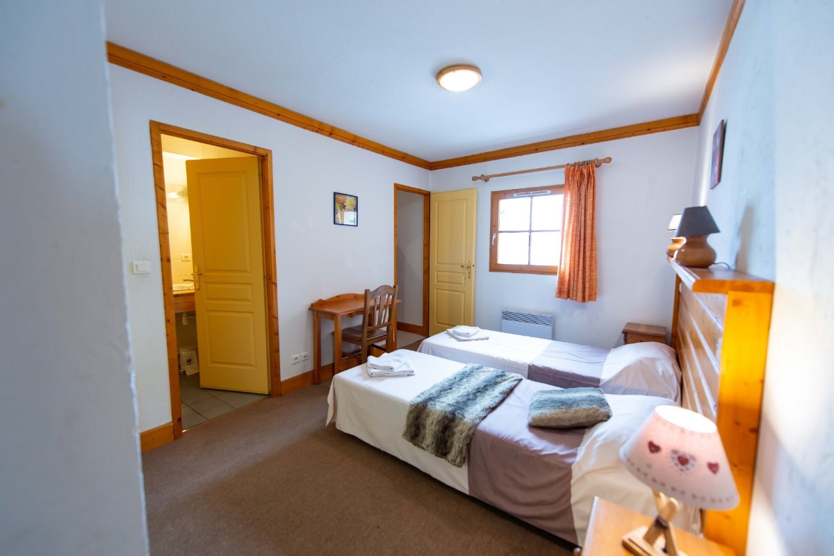 2 portes dans cette chambre: 1 accès salle de bain et 1 accès au lit superposé