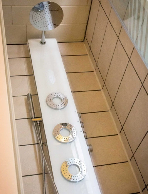 Douche dans la salle d'eau