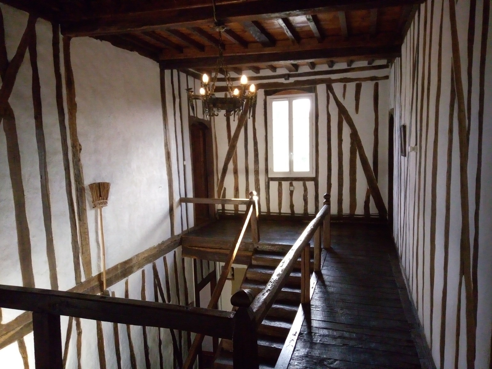 La coursive à l'étage qui donne sur les chambres.