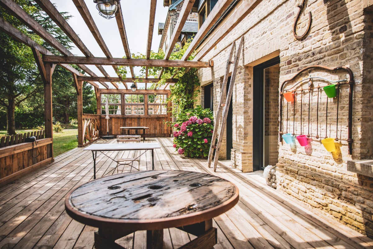 Terrasse et pergola en bois de réemploi