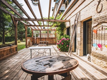 Terrasse et pergola en bois de réemploi