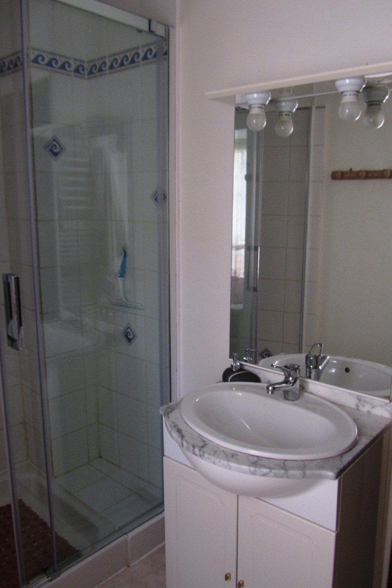 Vasque et cabine de douche