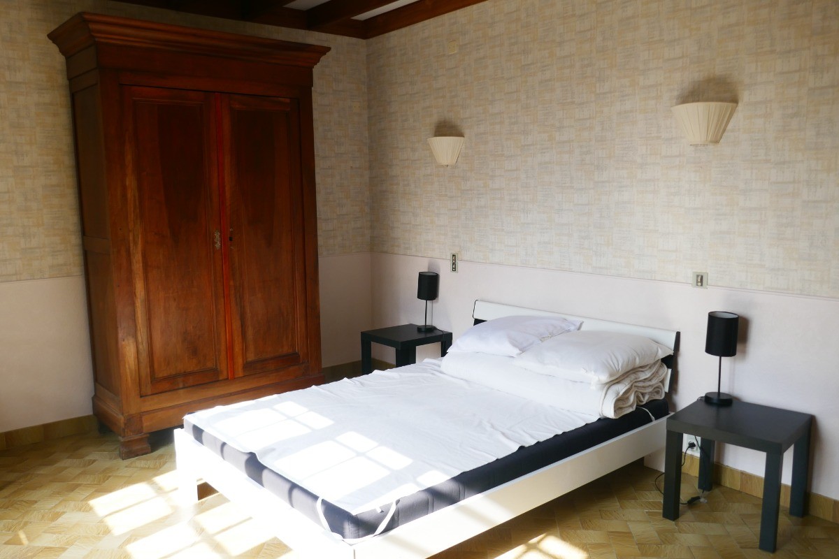 Chambre 1 avec un lit en 140 rdc