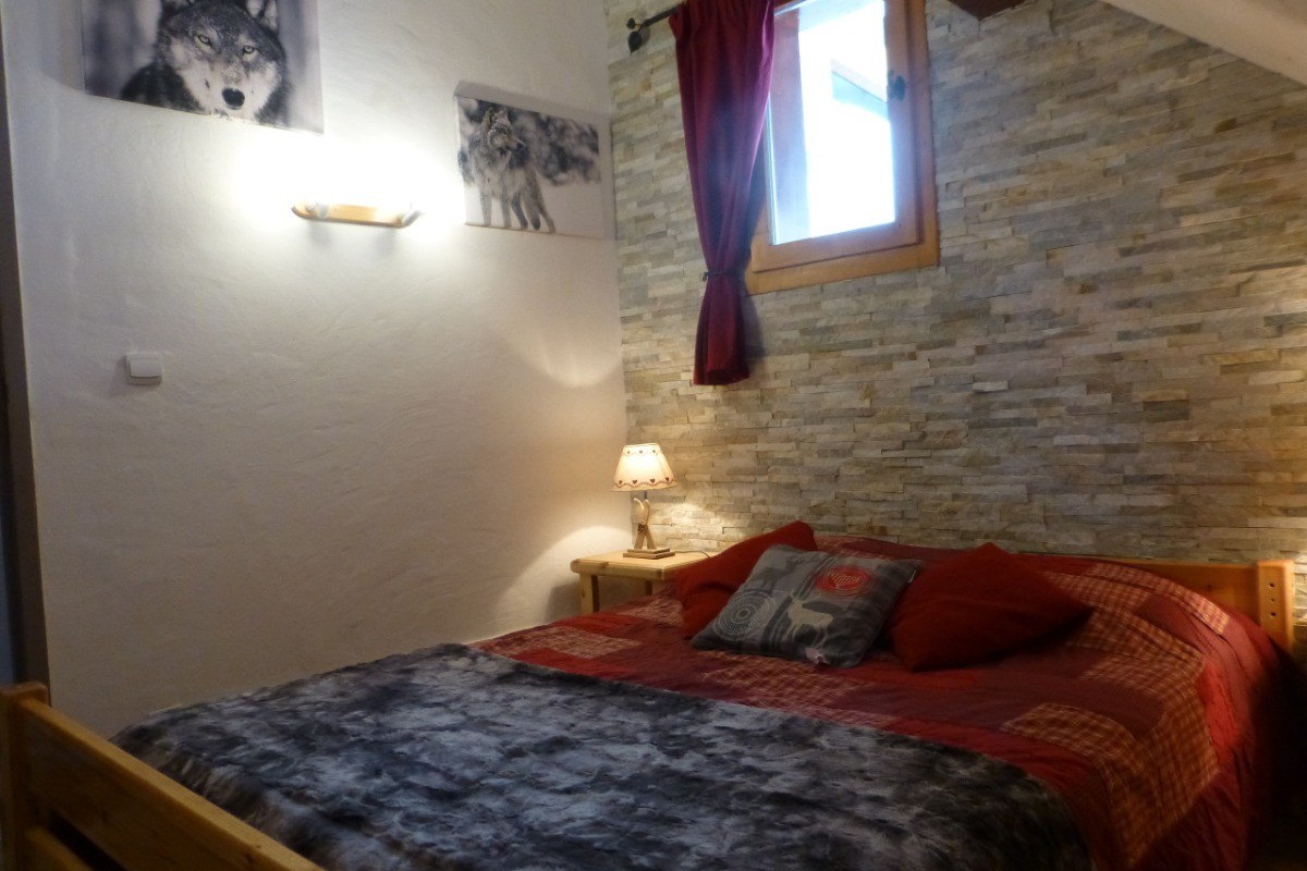 la chambre 1 avec son lit de 140