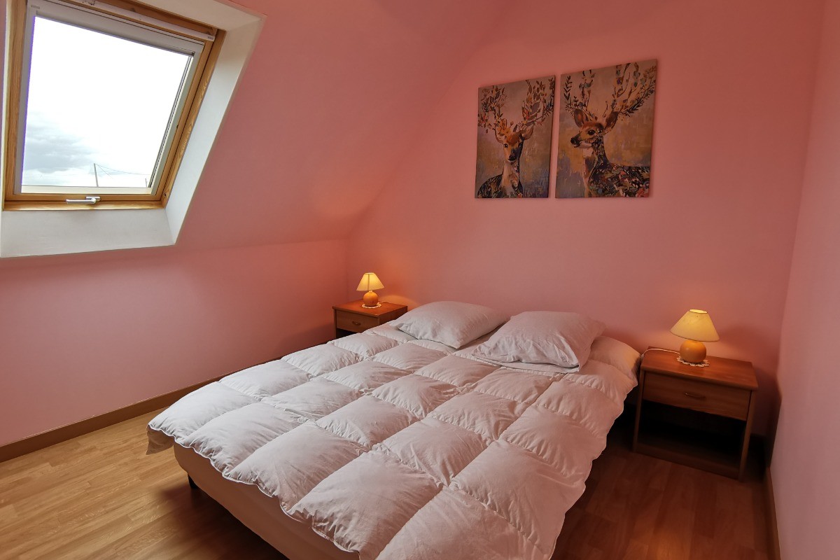 chambre n°4 à l'étage avec un lit de 140