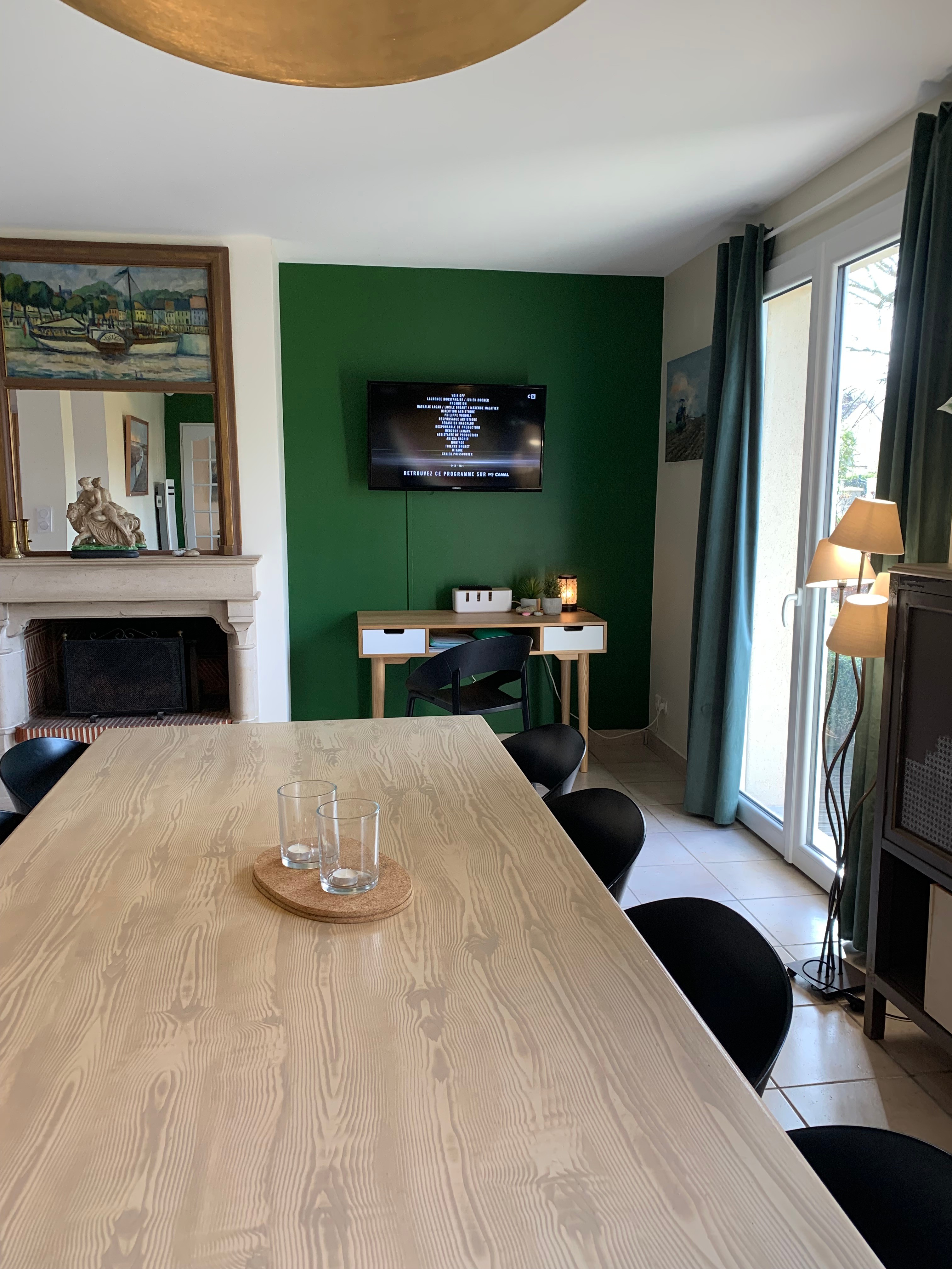 Salle-à-manger pour 10 personnes avec cheminée et écran plat