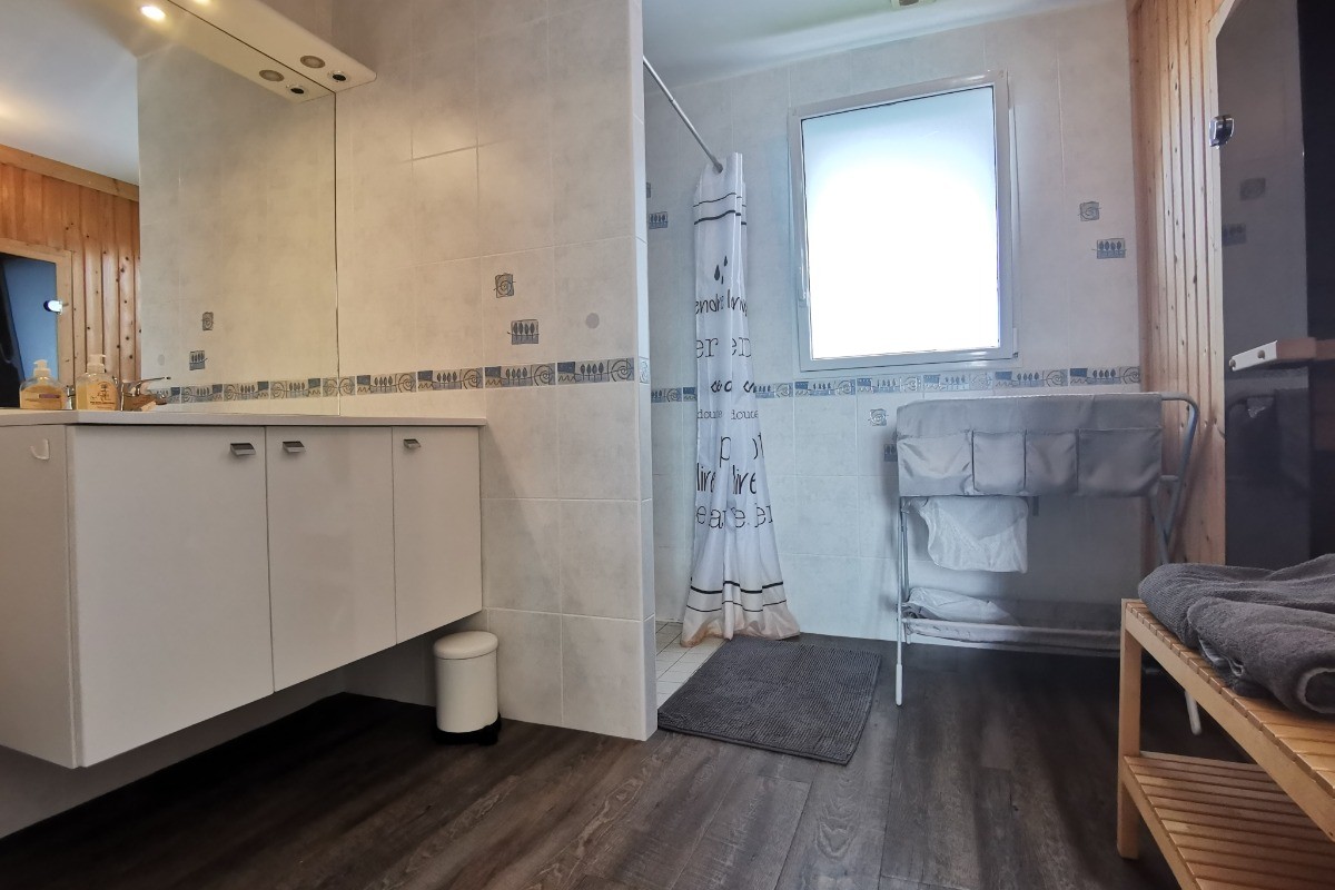 Salle d'eau avec WC et sauna privative à la chambre 1