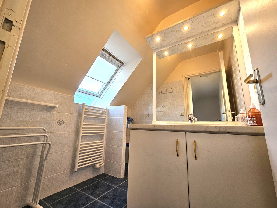 Salle d'eau avec douche et WC à l'étage