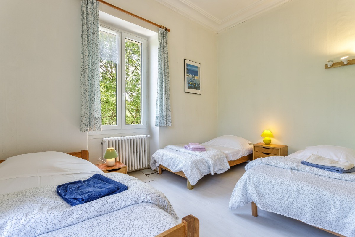 chambre N°4 3 lits simples avec douche et lavabo