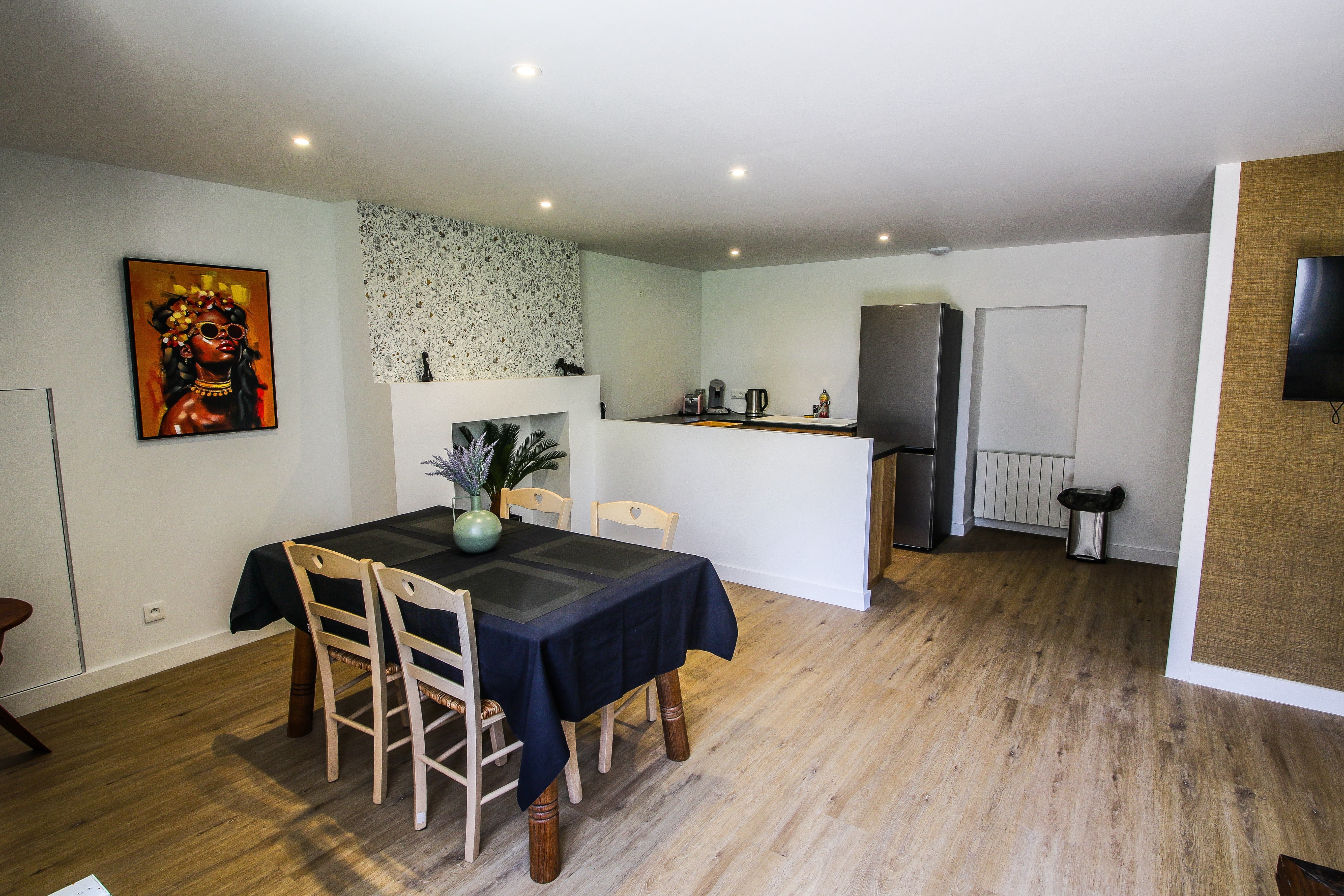 Pièce de vie au RDC avec espace salon et TV, espace séjour et espace cuisine toute équipée (congélateur, plaques induction, machine à café + expresso, etc.).
Machine à laver