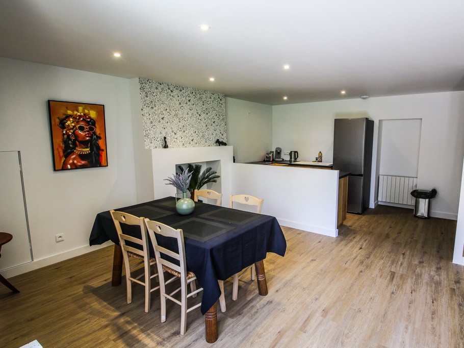 Pièce de vie au RDC avec espace salon et TV, espace séjour et espace cuisine toute équipée (congélateur, plaques induction, machine à café + expresso, etc.).
Machine à laver