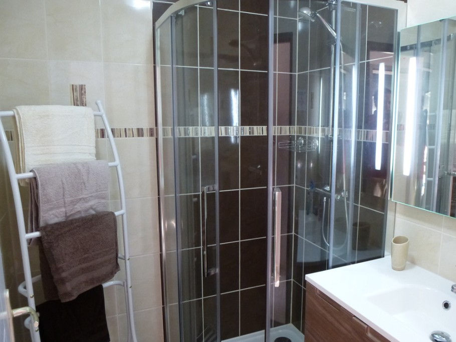 La salle d'eau avec douche 90x90 cm