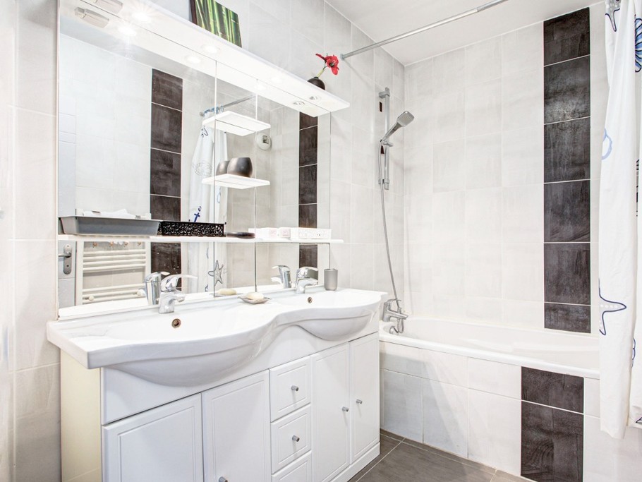 Salle de bain, avec double vasque et baignoire (+ douchette)