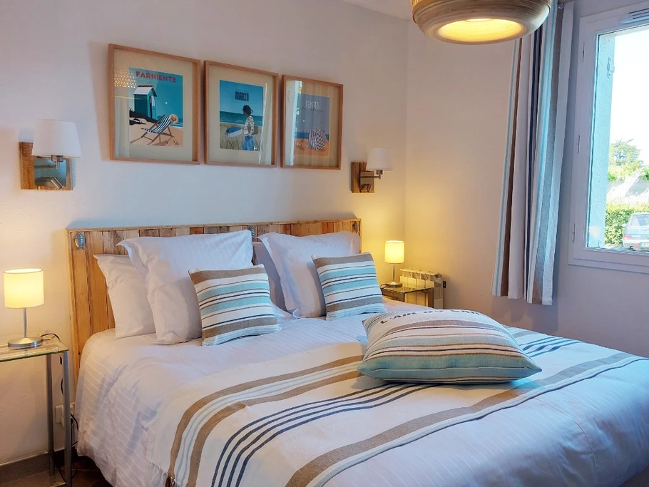 Chambre pour 2 personnes (lit queen size 160x200 cm). Salle d'eau communicante.
Crédits photos : Yannick Goulvestre