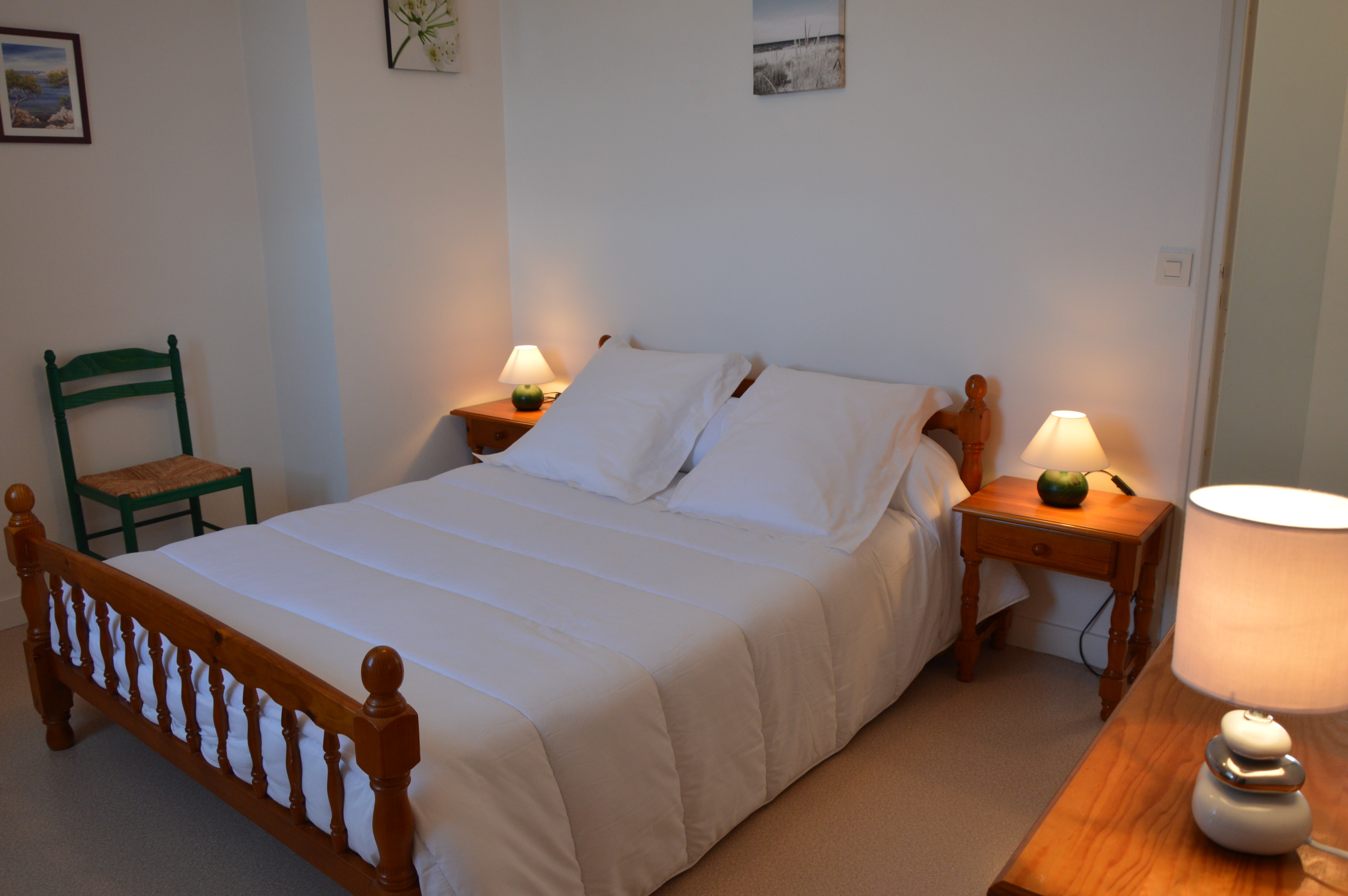 Chambre indépendante pour 2 personnes avec lit 140x190 cm, commode, armoire et chaises.