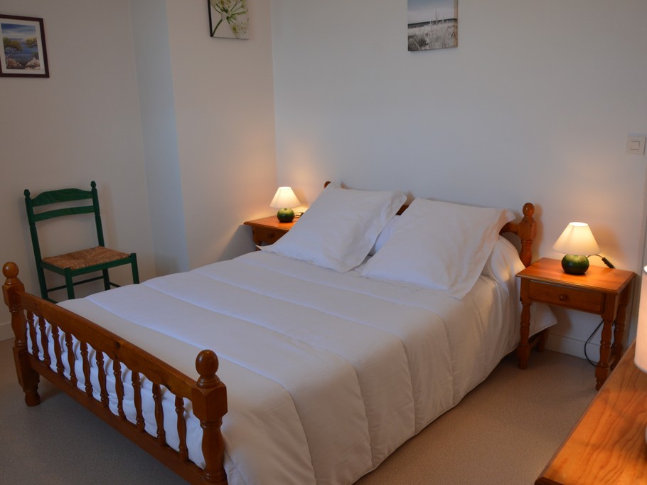 Chambre indépendante pour 2 personnes avec lit 140x190 cm, commode, armoire et chaises.