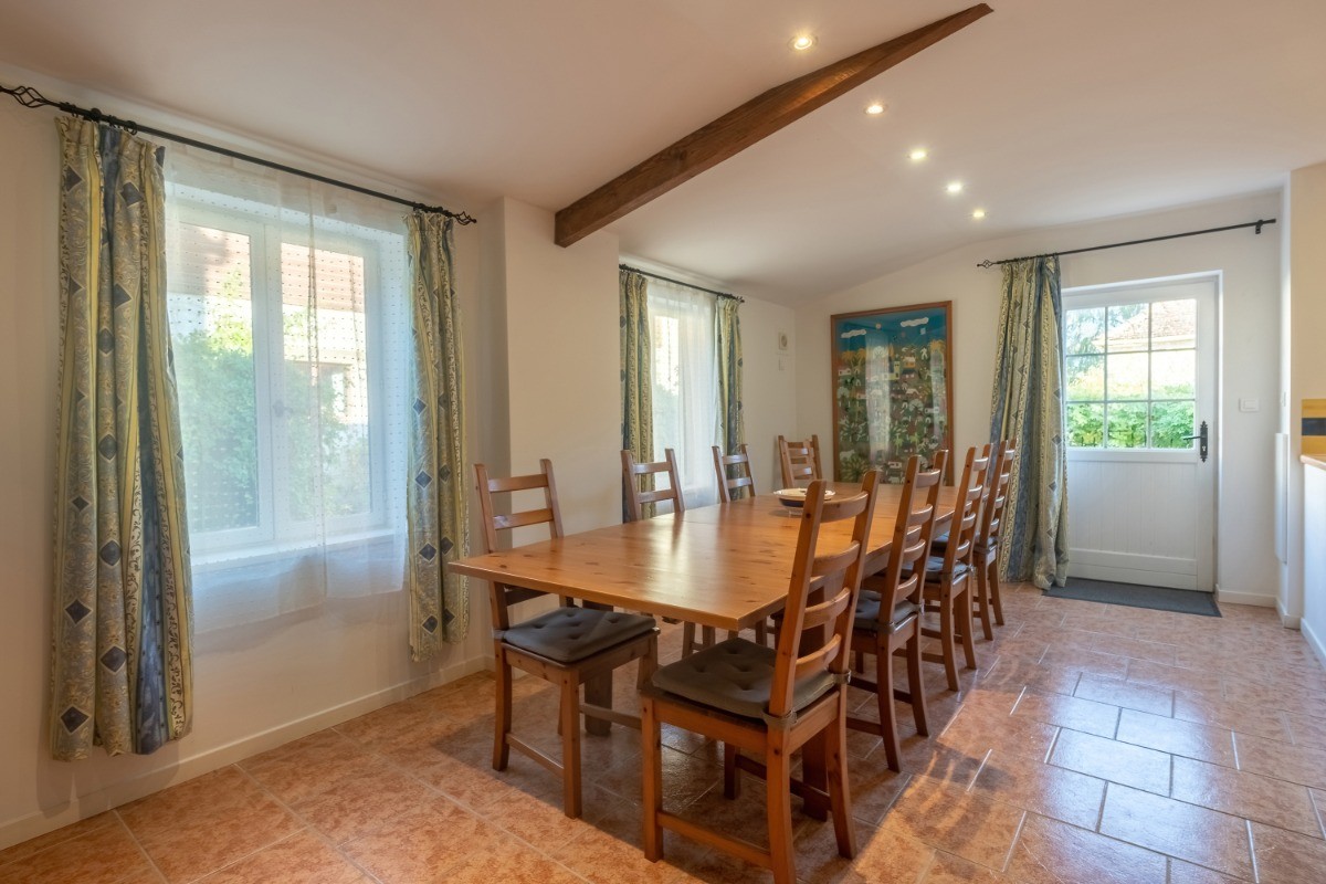 Le salle à Manger et porte au patio