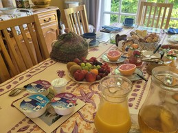 Chambre d'hôtes Clévacances, Ploluha, chez M. et Mme Mac Lachlan, exemple de petit déjeuner