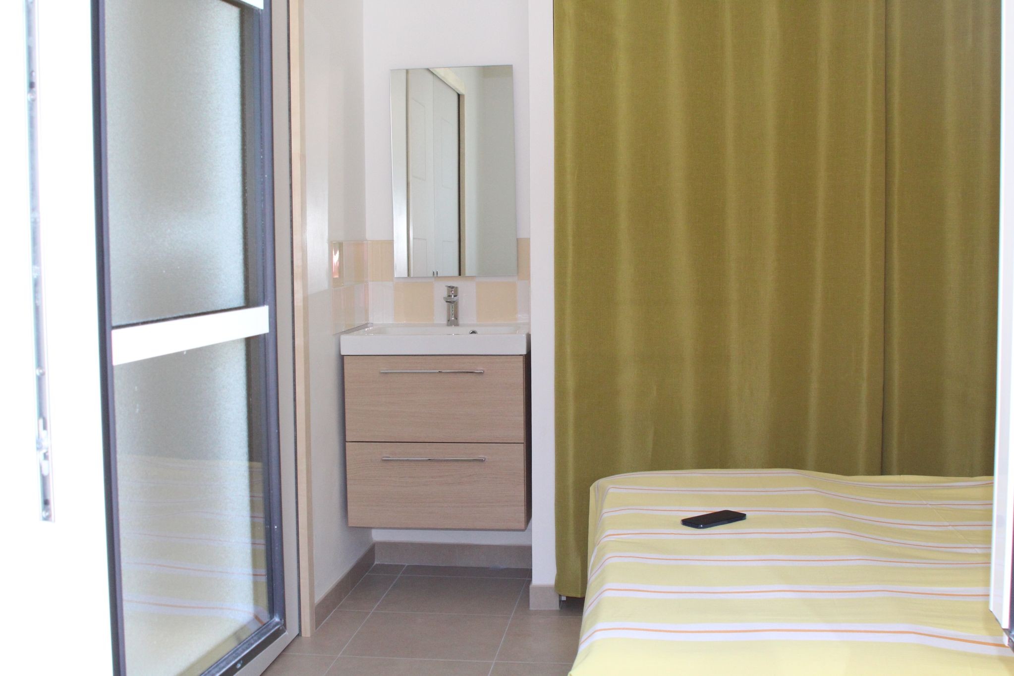 chambre pour 2 avec dressing avec un lavabo 