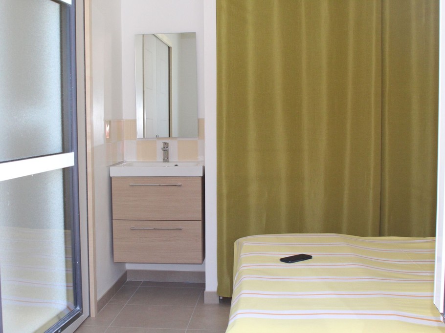 chambre pour 2 avec dressing avec un lavabo