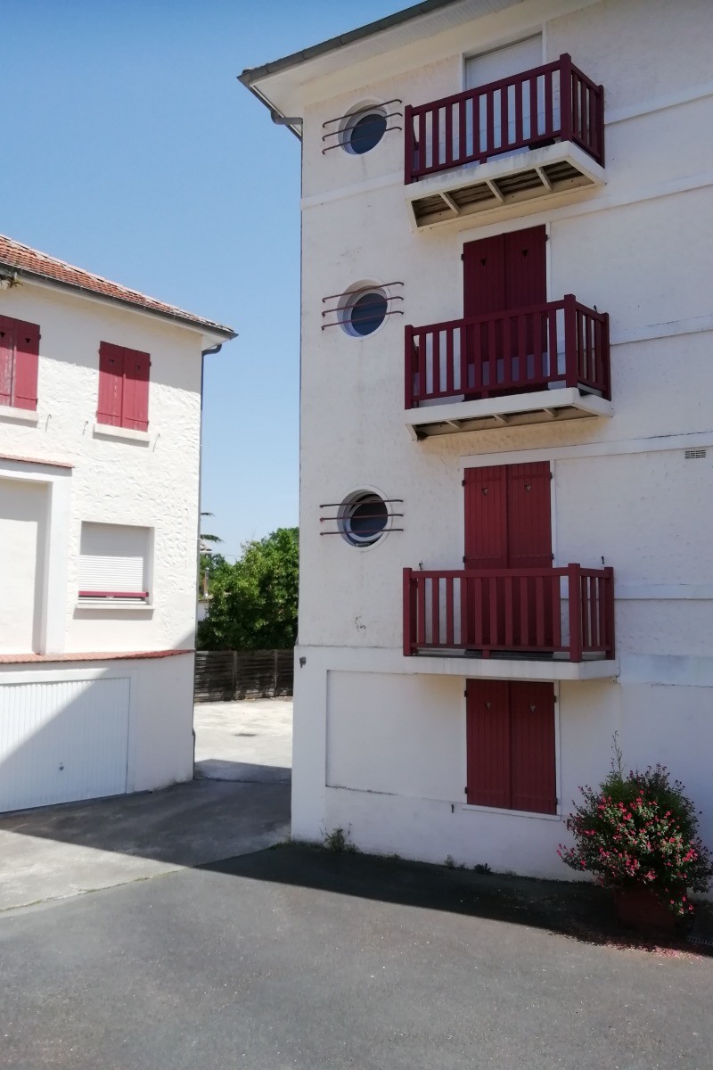 La résidence, calme et avec parking privé
