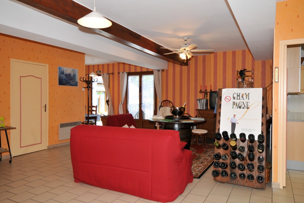 Salon à disposition des clients : accueil chez le vigneron