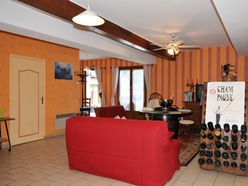 Salon à disposition des clients : accueil chez le vigneron