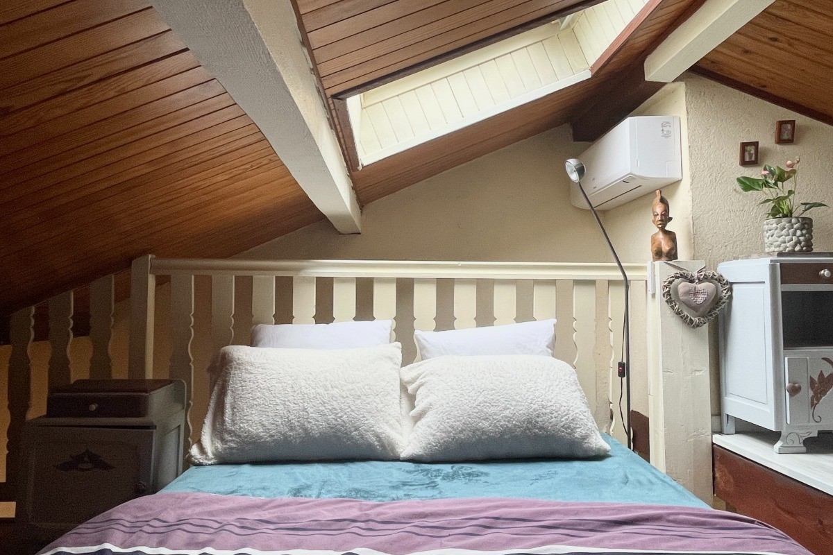 La chambre en mezzanine, basse de plafond, mais tellement cosy.