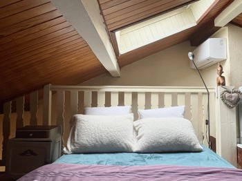 La chambre en mezzanine, basse de plafond, mais tellement cosy.