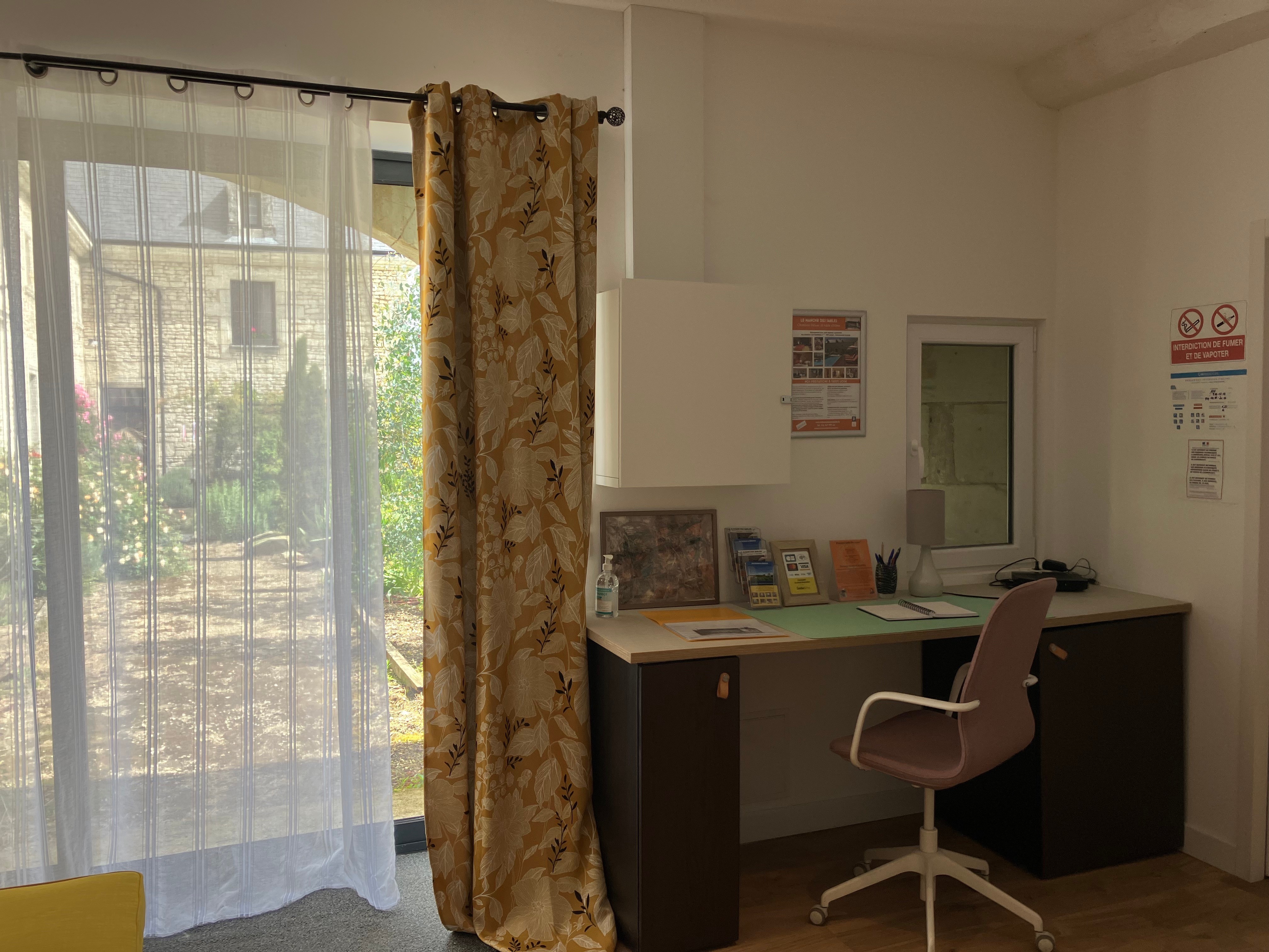 Espace bureau dans le salon