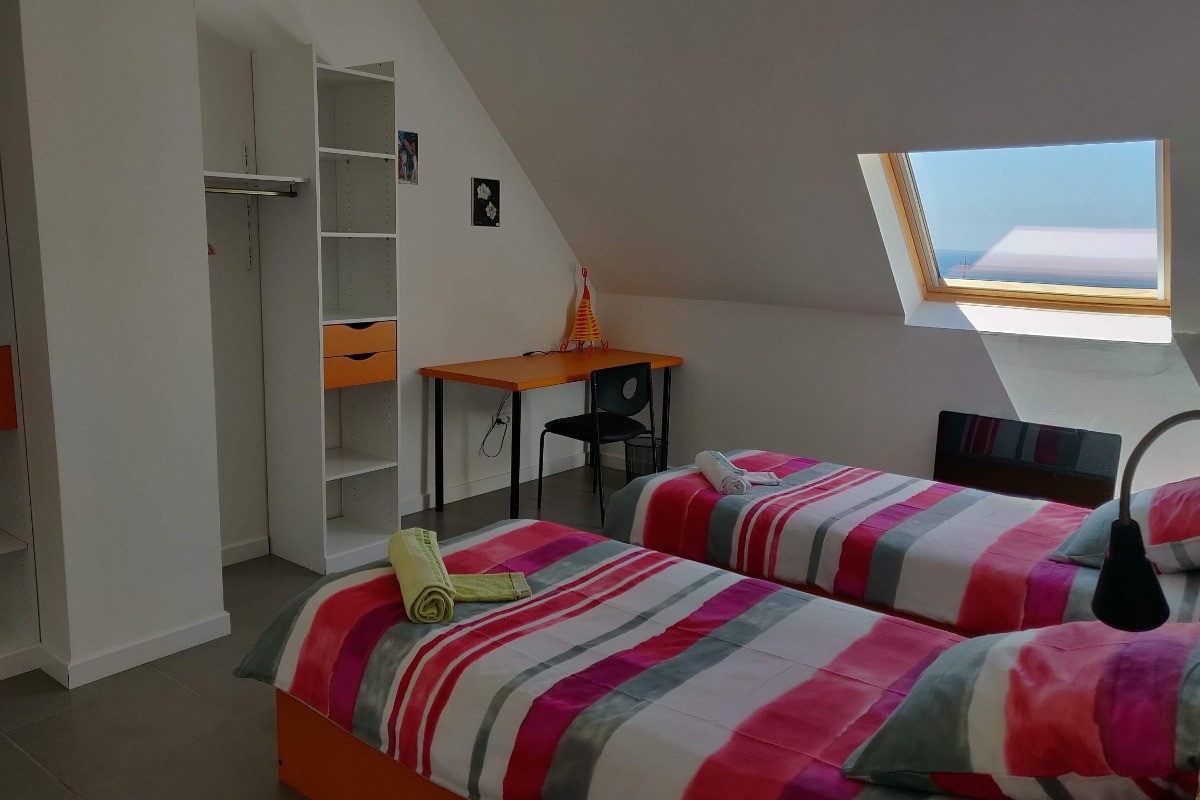 Chambre 2 lits 90 x 190 cm à l'étage. Vue mer.