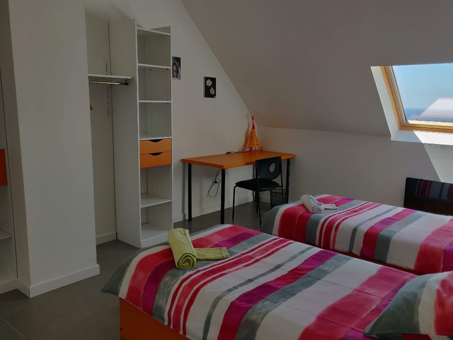 Chambre 2 lits 90 x 190 cm à l'étage. Vue mer.