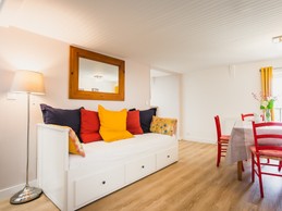 Living room with sitting area and TV (sofa bed converts to a comfortable 2-person bed 160 x 200 cm) and sitting area