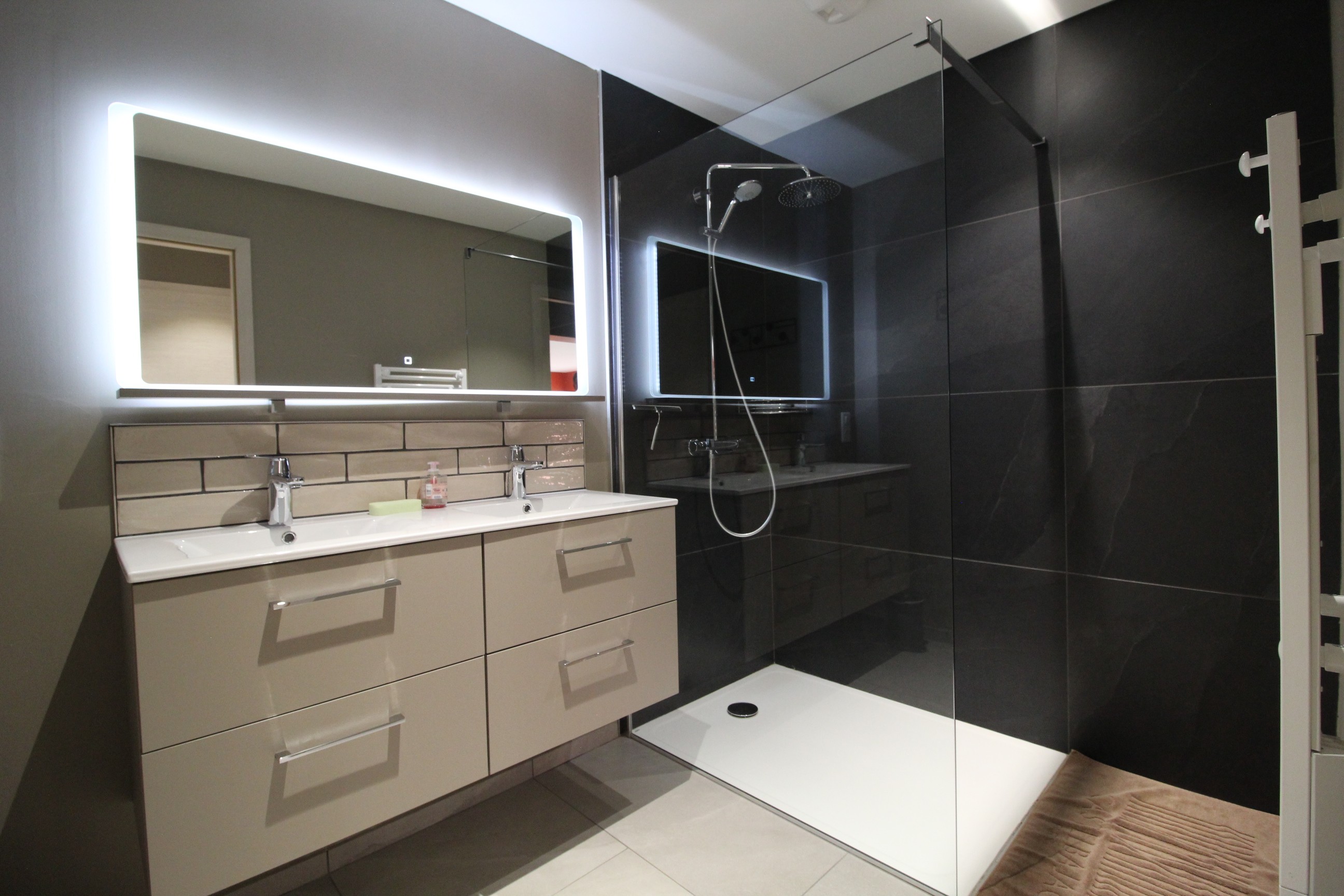 Salle d'eau avec douche italienne - Gîte Au Camp de Base à La Bresse