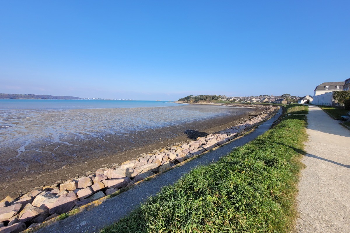 le chemin des douaniers faisant le tour de la presqu'île