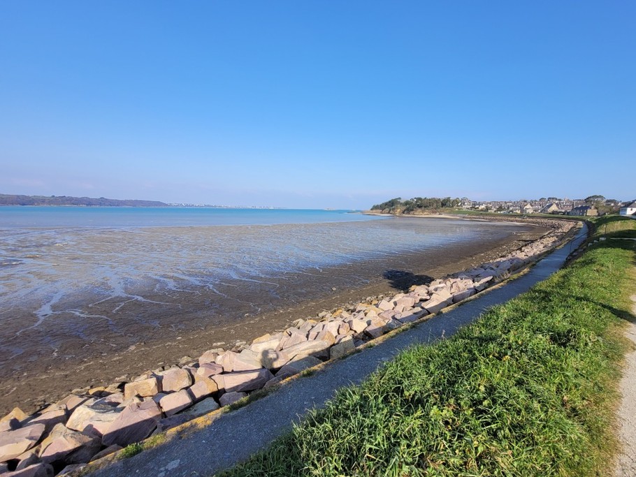 le chemin des douaniers faisant le tour de la presqu'île