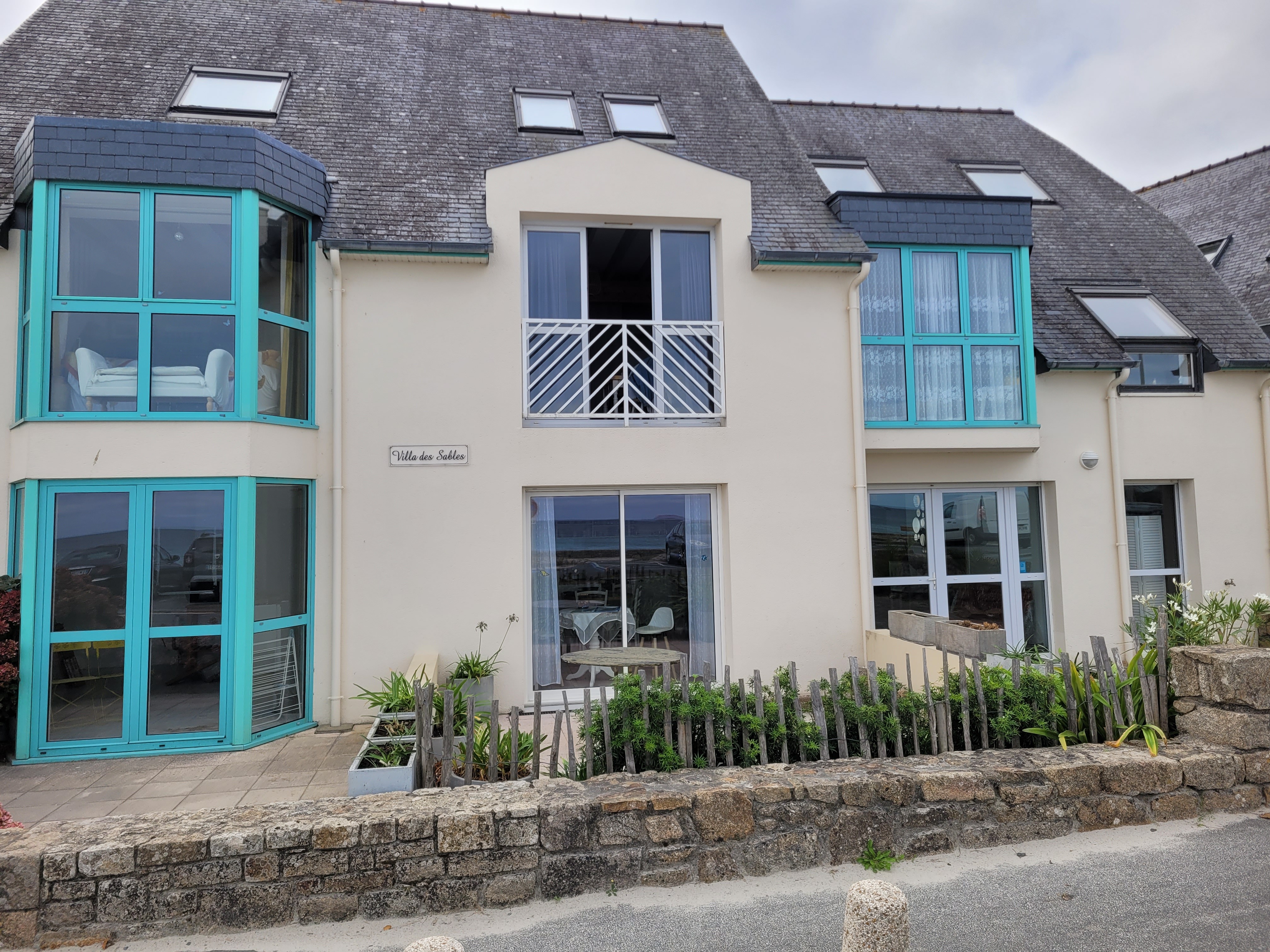 Location de vacances face à la plage; Trévou-Tréguignec Côte de Granit Rose, vue extérieure de l'appartement au RDC