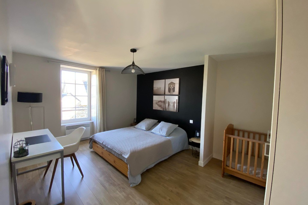 Chambre parentale spacieuse avec lit bébé et bureau