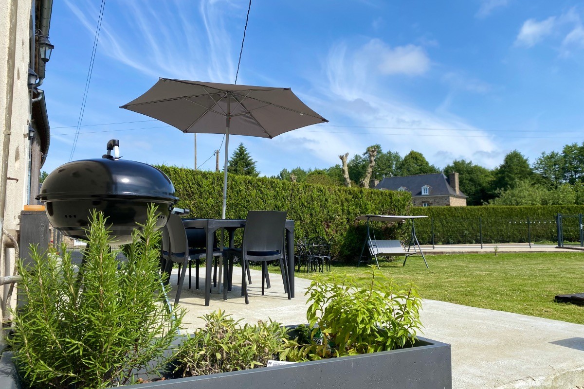 Terrasse vue jardin, barbecue, mobilier de jardin