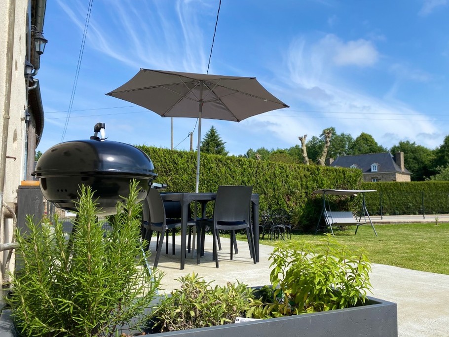 Terrasse vue jardin, barbecue, mobilier de jardin