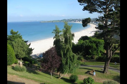 De la terrasse, vue sur la Grande Plage et la baie des Ebihens