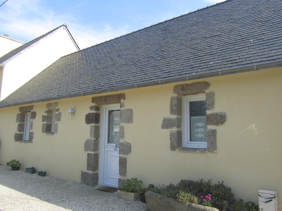façade nord du gîte pour 2 personnes. Parking privé, juste devant le gîte