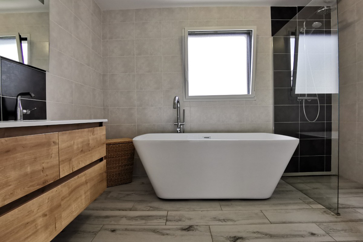 Salle de bain avec baignoire et douche
