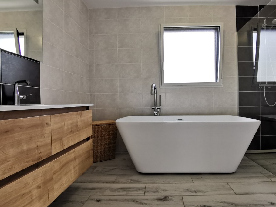 Salle de bain avec baignoire et douche