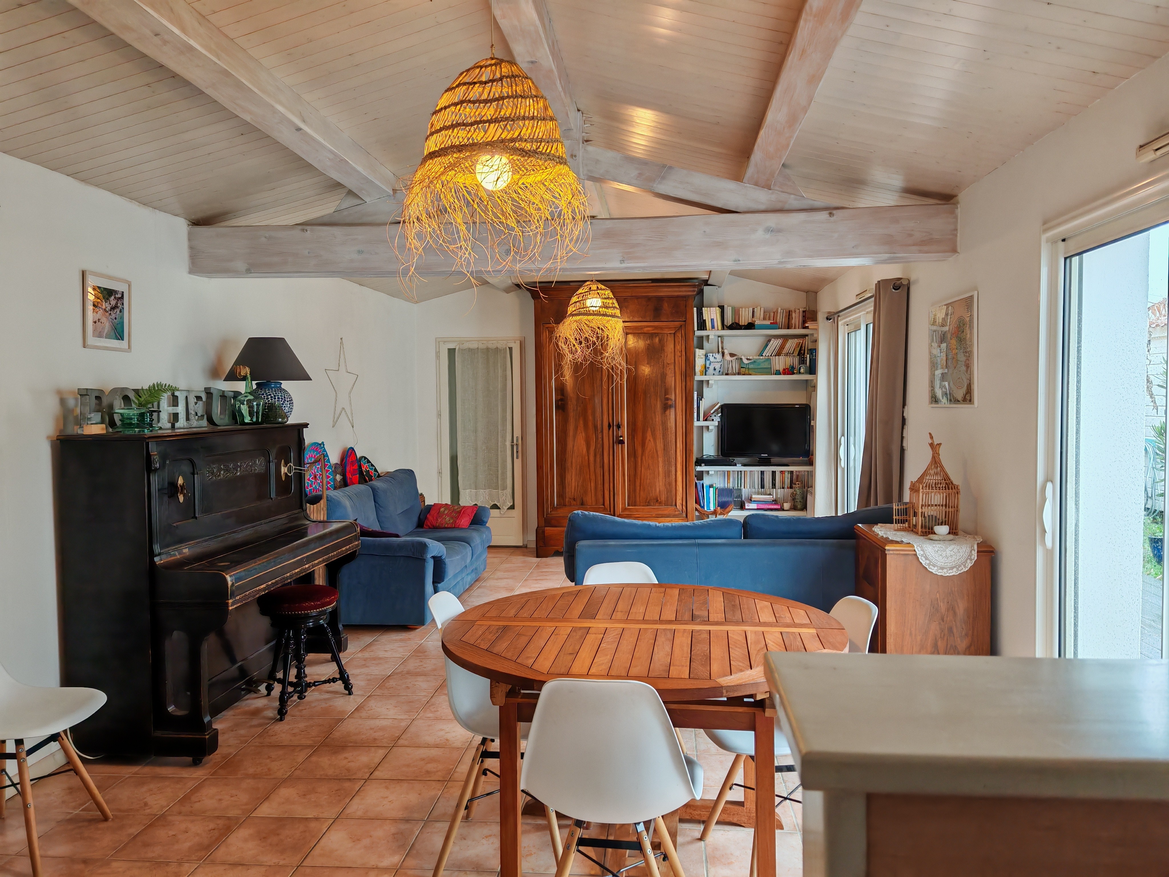 Living room seen from the kitchen