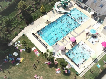 La piscine intercommunale chauffée et surveillée par des maîtres nageurs, juxtapose le camping (50m des emplacements camping, 100m des chalets et 250m des gîtes). La piscine est GRATUITE pour les vacanciers réservant du 6 Juillet au 23 Août 2024.